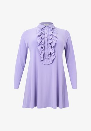 Bluse med lange ærmer i lavendel med knapper og rynket foran samt rund krave.