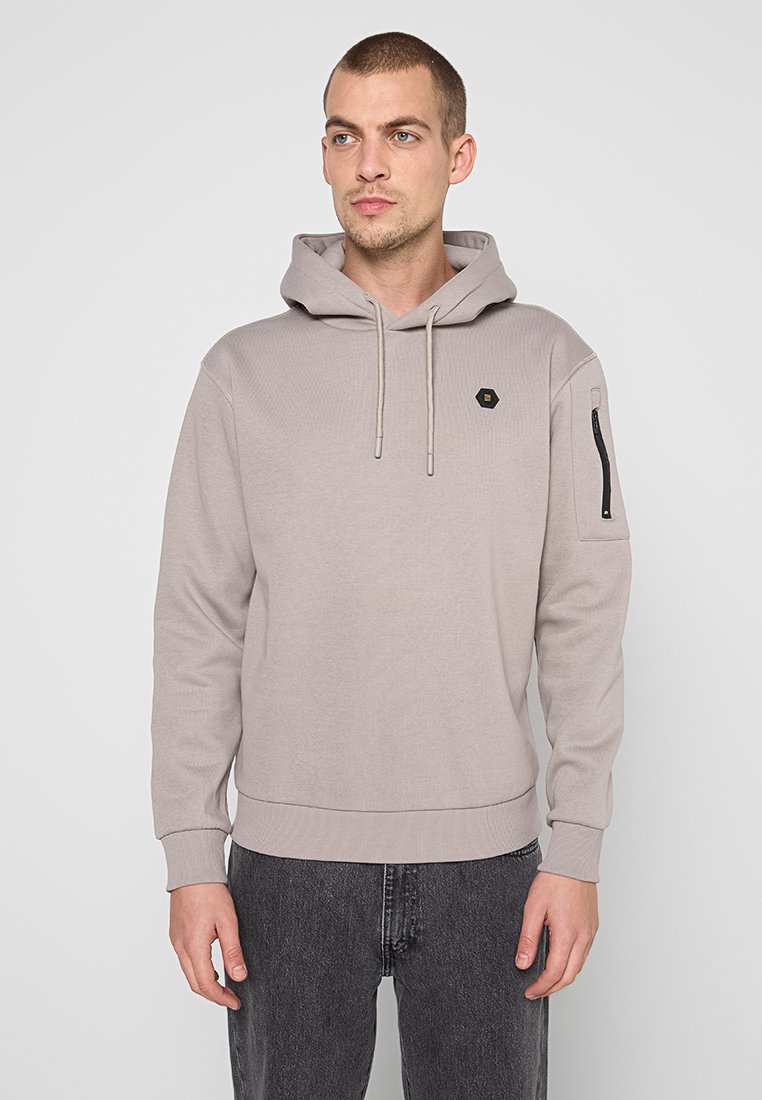 Lichtgrijze hoodie van zachte stof met een buidelzak, verstelbare trekkoorden en een ritszak op de linker mouw. Zeshoekig logo op de borst.