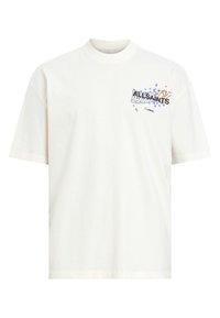 Camiseta de algodón blanca con mangas cortas, que presenta un diseño gráfico colorido en el lado izquierdo del pecho, incluyendo texto y estrellas. Corte relajado.