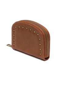 Pochette in pelle marrone con zip, con parte superiore arrotondata e dettagli in rivetti di ottone lungo il bordo anteriore, inclinata su sfondo bianco.