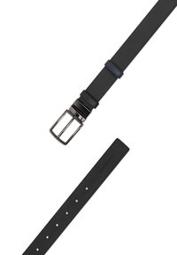 Czarny skórzany pasek z metalową klamrą w kolorze srebrnym, z niebieskim akcentem i wieloma otworami do regulacji. Gładka tekstura, minimalistyczny design.