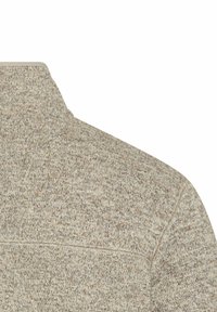 Beiger Pullover mit strukturiertem Strickmuster, hochgeschlossener Kragen und dezenten Nahtdetails. Der Stoff wirkt weich und warm.