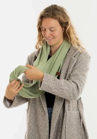 Knit Factory COCO - Colsjaal - sage green