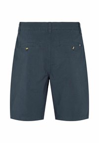 Mörkblå herrshorts med bälteshällor, två bakfickor med knappstängning och en liten röd, vit och blå etikett på den högra fickan.