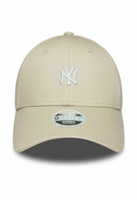 Beige Baseballcap mit gebogenem Schirm, ausgestattet mit einem gestickten weißen "NY"-Logo auf der Vorderseite und einem verstellbaren Riemen für die Passform.