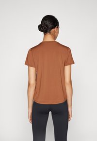 Nike Performance ONE CLASSIC  - Camiseta deportiva - british tan/black