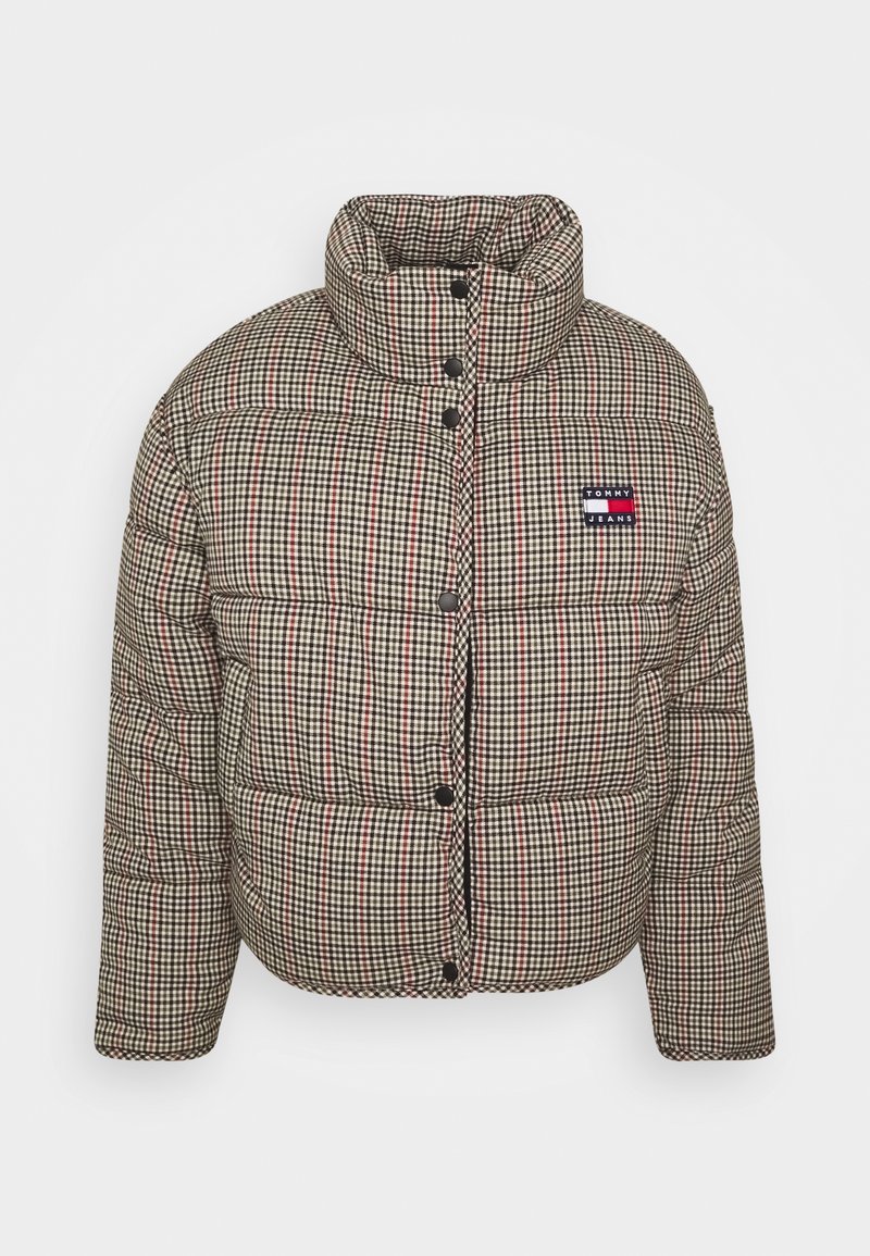 Pikowana kurtka z wysokim kołnierzem w kratę, zapinana na zatrzaski, z naszywką logo Tommy Jeans na lewej piersi.