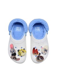 Zuecos blancos con forro de felpa azul que presentan diseños de animales de dibujos animados en la parte frontal y agujeros de drenaje en los lados. Interior suave y texturizado.
