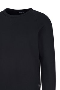 Schwarzes Sweatshirt mit rundem Ausschnitt, gerippten Akzenten am Kragen und einem Etikett am Saum. Hergestellt aus weichem Material mit langen Ärmeln.