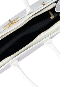 Borsa a mano in pelle bianca con hardware dorato, apertura superiore, due scomparti dotati di tasche con zip e tasche a soffietto, e finitura strutturata.