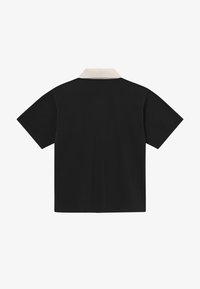 Μαύρο κοντομάνικο πουκάμισο με λευκό κολάρο αντίθεσης, εμφανιζόμενο από πίσω σε απλό φόντο.