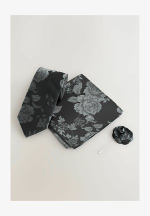 Setul de cravată elegantă include un model floral în nuanțe de argintiu, compus dintr-o cravată, un batistă de buzunar și un butonier din țesătură, toate având o finisare netedă.