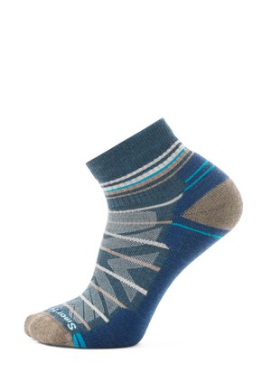 Knöchelsocken mit einem geometrischen Muster in Grau, Blau und Beige. Aus gestricktem Baumwollmaterial mit verstärkter Zehen- und Fersenpartie.