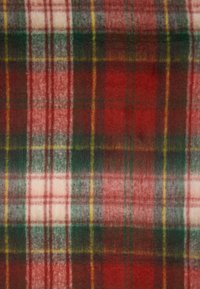 Coperta a quadri con una texture simile alla lana nei toni del rosso, verde, crema e giallo, con un classico motivo a scacchi e una finitura morbida.