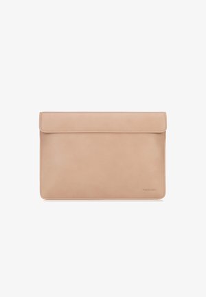 Funda para portátil de cuero beige con textura suave, forma rectangular y cierre con solapa, con un sutil logotipo en la esquina inferior.