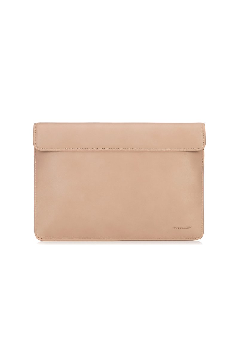 Beige Leder-Laptop-Hülle mit glatter Textur, rechteckiger Form und Klappenverschluss, mit dezentem Branding in der unteren Ecke.