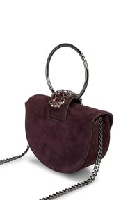 Borsa con manici tondi in camoscio viola scuro, con chiusura gioiello, tracolla in catena metallica e forma arrotondata. Presenta una texture sottile e dettagli accentuati.