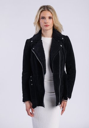 Zwarte suède jas met een wollen kraag, ritssluiting en zijzakken. Bevat contrasterende stiksels en metalen accenten.
