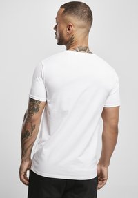 Urban Classics FITTED STRECH TEE - Jednoduché tričko - white