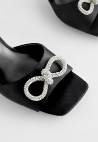 Next REGULAR FIT - FOREVER COMFORT BOW - Sandaalid - black