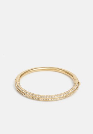 Gouden armband met twee gebogen lijnen versierd met kleine heldere stenen langs het midden. Gladde textuur met scharnierluiting.