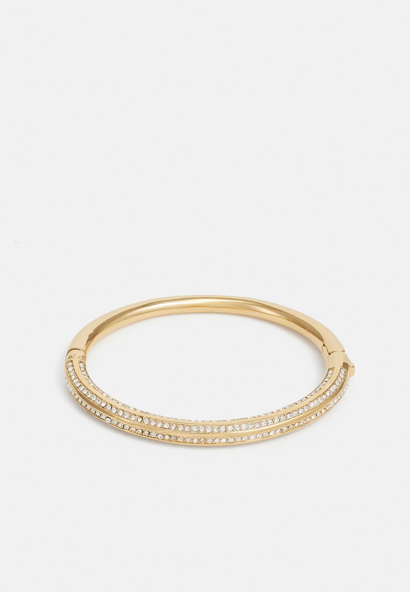 Bracciale in oro con due linee curve decorate da piccole pietre trasparenti lungo il centro. Texture liscia con chiusura a cerniera.