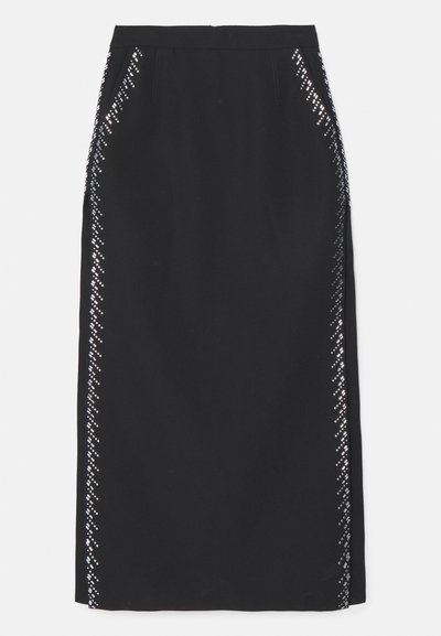 Fustă neagră până la genunchi, cu o textură netedă, având un model de diamante din elemente reflectorizante de-a lungul cusăturilor laterale. Croi ajustat.