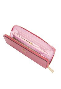 Billetera rosa con cierre alrededor, múltiples ranuras para tarjetas, un bolsillo central con cremallera para monedas y un tirador de cremallera dorado, mostrada abierta en un ángulo.