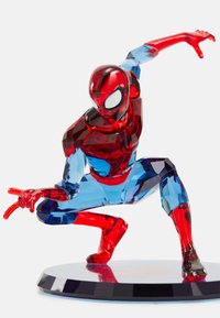 Spider-Man-figur gjord av röd och blå transparent akryl, med en dynamisk pose och en detaljerad spindel-emblem på en rund svart bas.