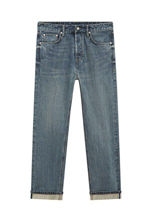 Blauwe denim jeans met rechte pijpen en opgerolde manchetten, knoopsluiting en ontwerp met vijf zakken, plat neergelegd op een witte achtergrond.
