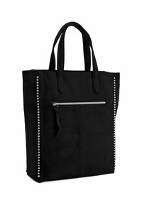 Borsa tote nera in suede con due manici superiori, dotata di una tasca centrale con zip e borchie lungo il lato per dettagli e texture.