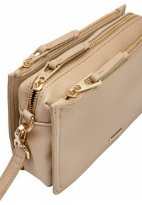 Beżowa skórzana torebka z dwoma zamykanymi na zamek komorami, złotymi akcesoriami i teksturowanym wykończeniem; wyposażona w odczepiany pasek.