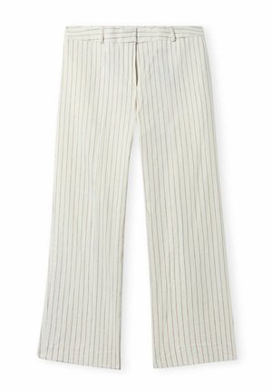 Bílé kalhoty s úzkými vertikálními červenými pruhy, předním zipem a poutky na opasek, položeny na plocho na bílém pozadí.