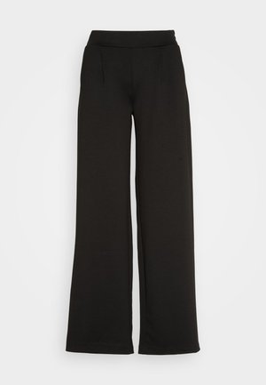 Zwarte wijde broek met een gladde textuur, voorzien van een hoge tailleband en twee voorplooien. Het ontwerp is simpel en onverfraaid.