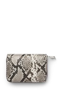 Teksturowany portfel w kolorze szarym i białym, imitujący skórę węża, z zamknięciem na zamek, charakteryzujący się wyraźnym wzorem i gładkim wykończeniem, w prostokątnym kształcie.