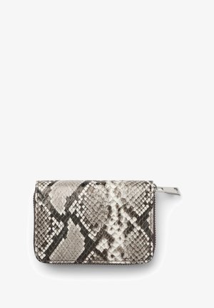 Portafoglio in tessuto di serpente grigio e bianco con chiusura a cerniera, caratterizzato da un motivo distintivo e una finitura liscia, di forma rettangolare.