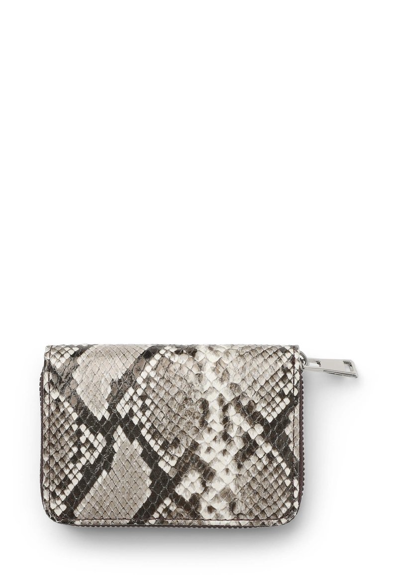 Teksturowany portfel w kolorze szarym i białym, imitujący skórę węża, z zamknięciem na zamek, charakteryzujący się wyraźnym wzorem i gładkim wykończeniem, w prostokątnym kształcie.