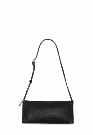 Borsa a spalla in pelle nera con finitura testurizzata, forma rettangolare e tracolla regolabile. Presenta un design minimalista senza hardware visibile.