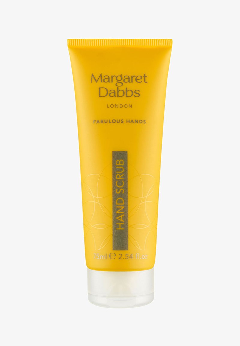 Tube jaune avec un couvercle à charnière, finition texturée, étiquetée "GOMMAGE POUR MAINS." Lettres grises comprenant "Margaret Dabbs" et "MAINS FABULEUSES."