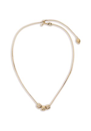 Delicate gouden ketting met drie vierkante letterbedeltjes die "MUM" spellen, elk bedeltje versierd met kleine fonkelende steentjes.