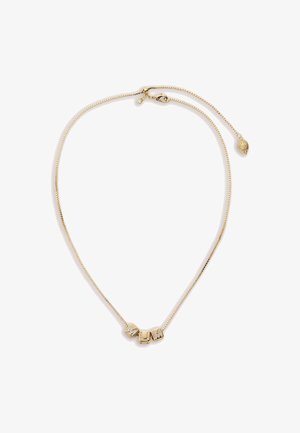 Collier délicat en chaîne d'or avec trois pendentifs carrés en forme de lettres formant le mot "MUM", chaque pendentif étant orné de petites pierres scintillantes.