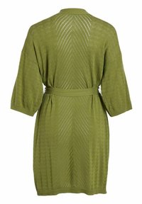 Robe en tricot vert olive avec un motif texturé, manches trois-quarts, et une ceinture assortie à la taille, présentant un motif chevrons dans le dos.