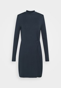Mörkblå, långärmad klänning med hög krage och sidotwistdetalj. Tillverkad av ett mjukt, stretchigt tyg, designad för en figurnära silhuett.
