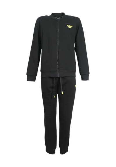 Felpa nera con zip e girocollo, decorata con un logo giallo, abbinata a pantaloni neri coordinati con lacci per regolare la vita.