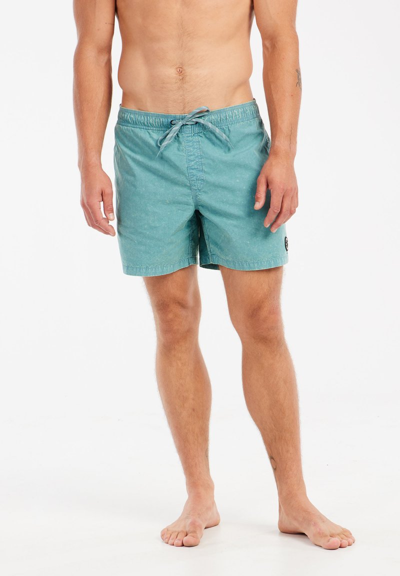 Vyriški maudymosi šortai šviesiai turkio spalvos, su elastinga juosta su raišteliu, minkšta tekstūra ir šonine logotipų pleistru.