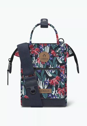 Tragetasche mit Blumenmuster auf dunklem Hintergrund, aus Stoffmaterial, mit zwei Handriemen und einem verstellbaren Schultergurt. Verfügt über ein Logo-Patch.