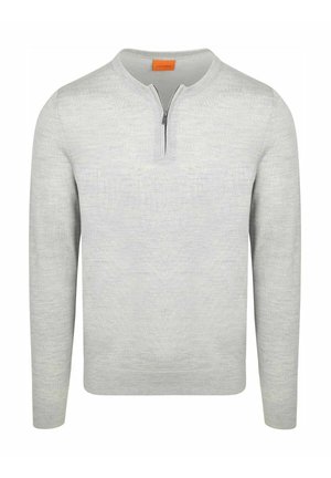 Lichtgrijze fijngebreide trui met lange mouwen, een halve ritskraag en een klein oranje label aan de binnenkant van de hals.