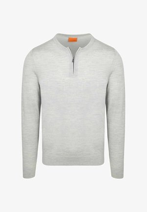 Lichtgrijze fijngebreide trui met lange mouwen, een halve ritskraag en een klein oranje label aan de binnenkant van de hals.