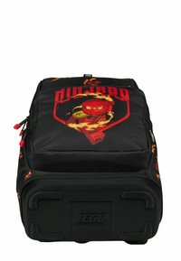 Zwarte LEGO-rugzak met rode ninja-figuur en vlammen op het voorvak, met LEGO-logo op het duurzame bodemvak.