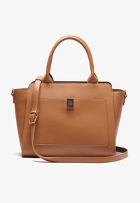 Bolso de cuero color marrón claro con diseño estructurado, dos asas superiores, correa de hombro desmontable, bolsillo frontal y un acento en hardware plateado.